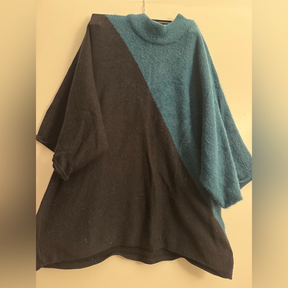 Colorblock Short Sleeve Sweater Top  in Black and Teal